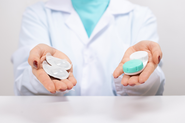 Daily vs monthly contact lenses: which is best for you?