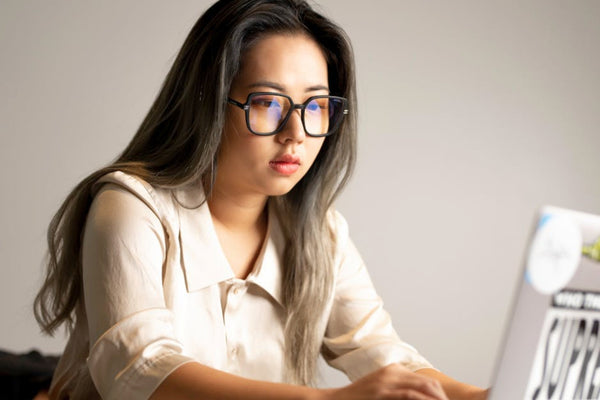 Blue light lenses vs tinted lenses: which should you choose?